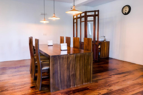 The wooden dining table and chairs in the dining room at Kandy Casa
