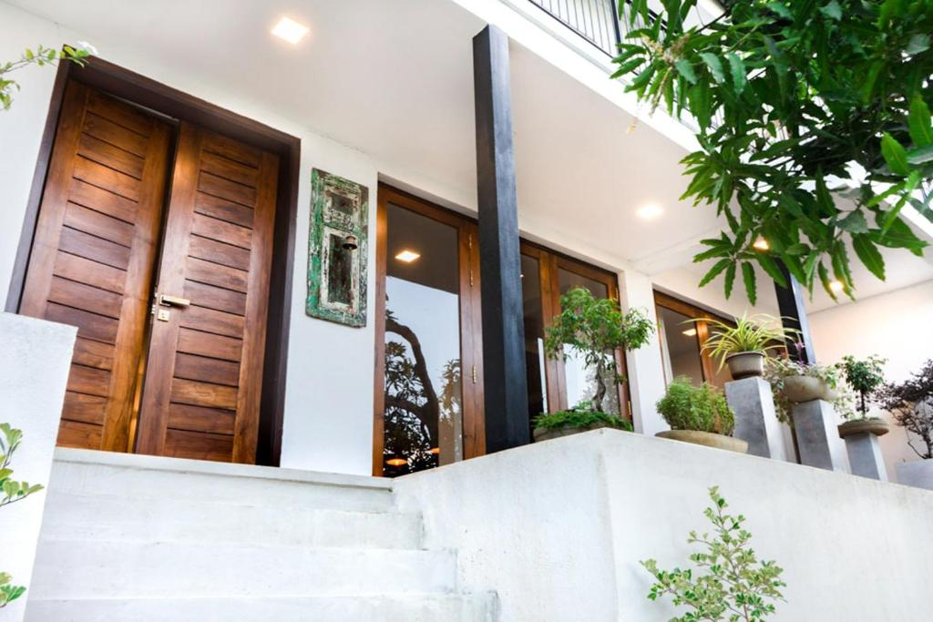 The entrance steps and wooden doors of Kandy Casa