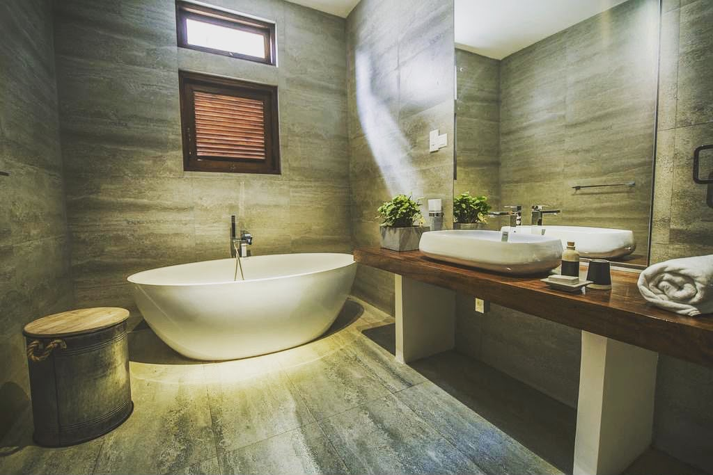The freestanding bath tub in a bathroom at Kandy Casa