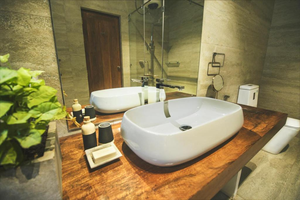 The basin on a wooden counter in the bathroom of a Superior Double Room