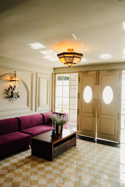 The lounge at Royal Lake with velvet sofas and a lantern