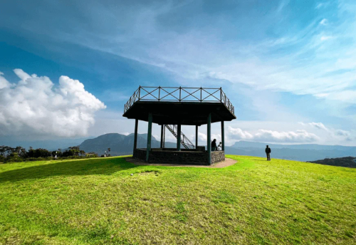 The viewing pavilion on the grassy summit of Moon Plains