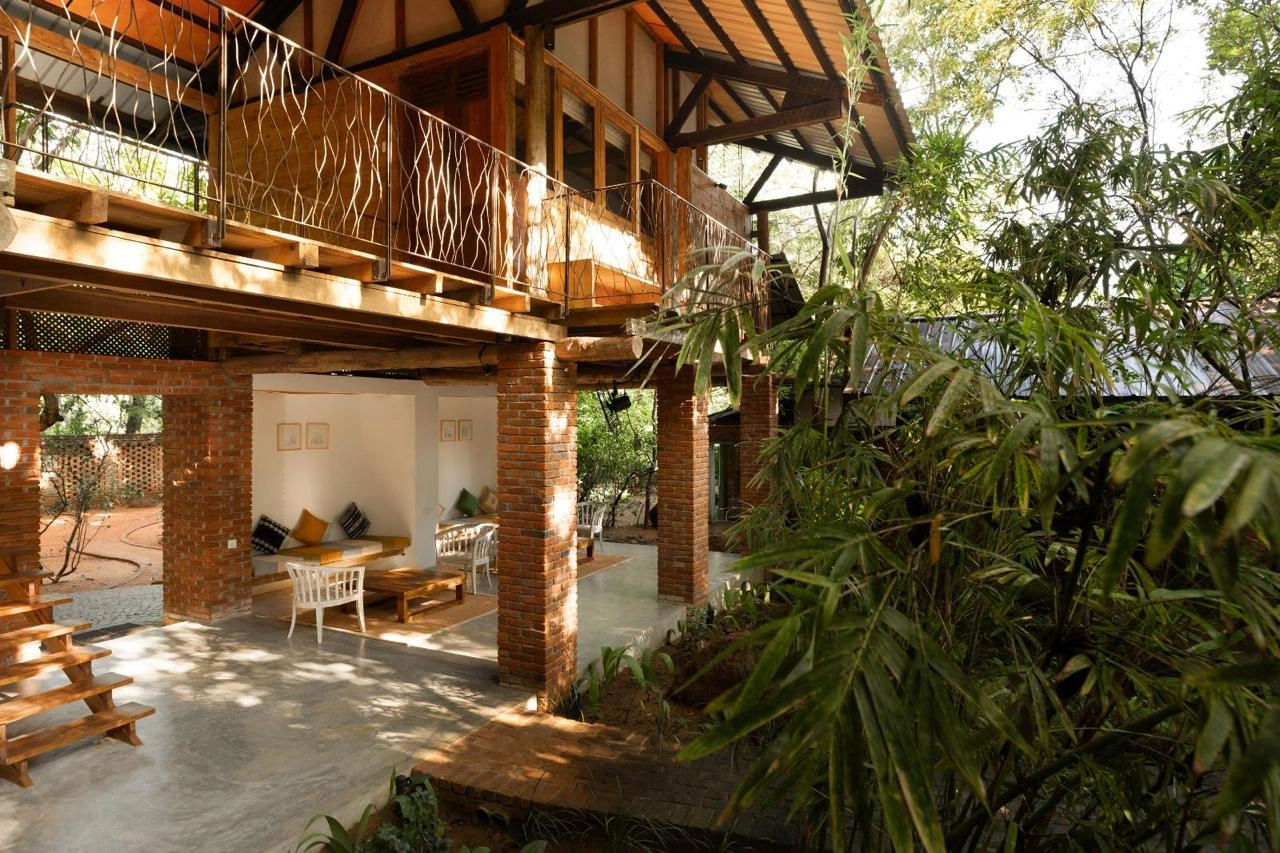 The front of the lobby building at Varanya