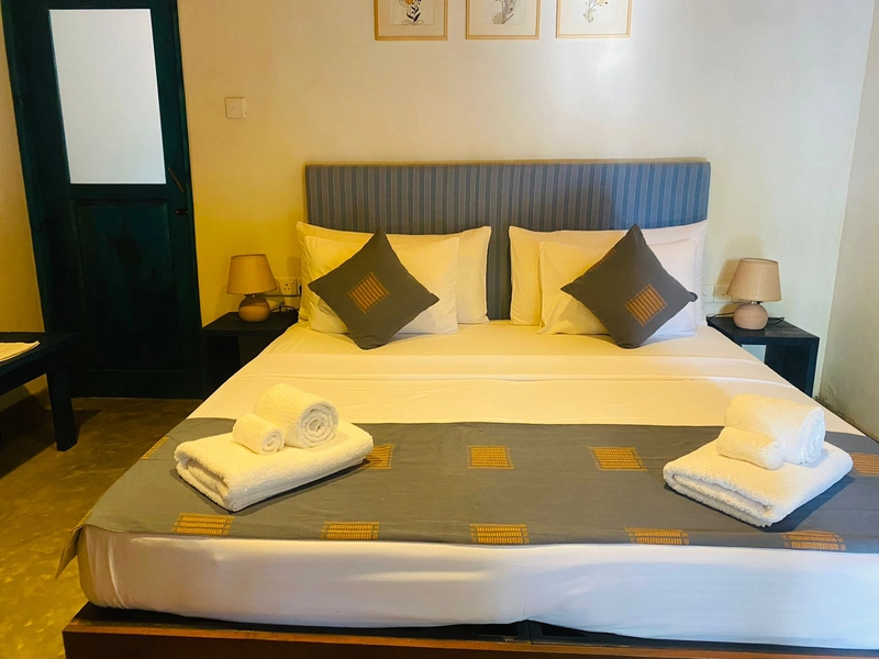 Bedside lamps in the Double Room with Garden View