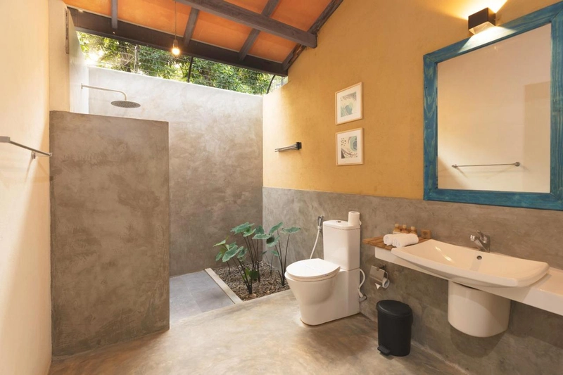 The open-air bathroom of a garden-view room at Varanya