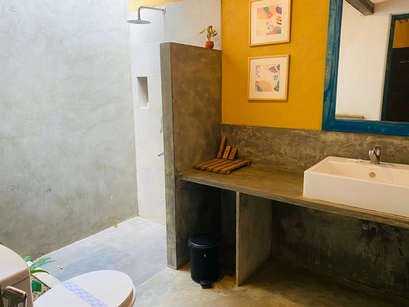 The bathroom of the Triple Room with Garden View